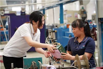 感恩母親 送愛到崗 | 湘聯電纜開展母親節關愛活動！